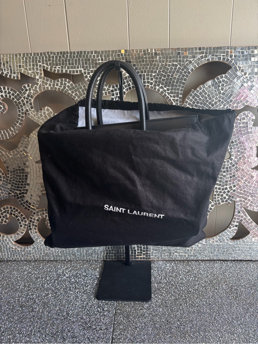 ⭐️Yves Saint Laurent Black Leather Sac De Jour Handbag with Authentication⭐️ - Picture 2 of 15